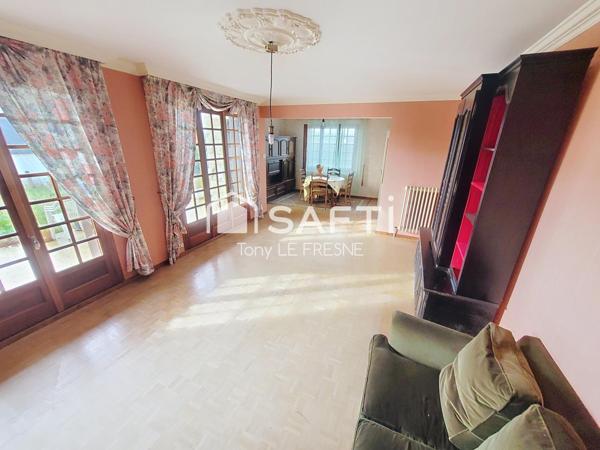 Néo Bretonne atypique sur un terrain au calme surplombant le bourg de la Chèze.