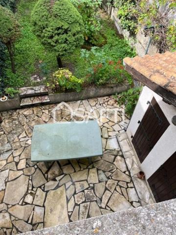 immeuble de rapport a rafraichir beaucoup de possibilités (quartier l Houmeau)