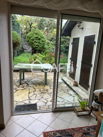 immeuble de rapport a rafraichir beaucoup de possibilités (quartier l Houmeau)