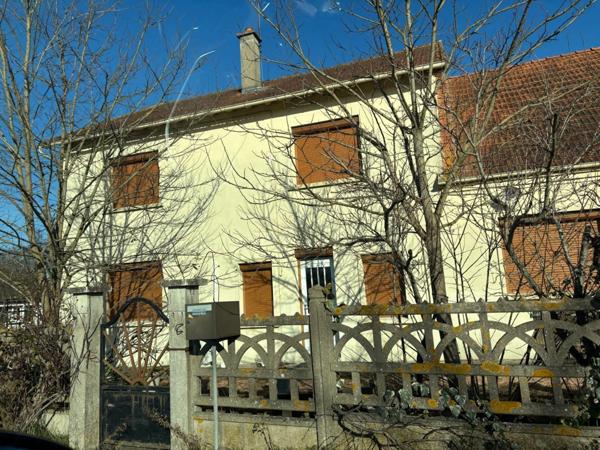 À vendre : Maison à rénover à YZEURE, Allier (03).