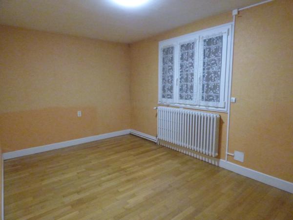 À vendre : Maison à rénover à YZEURE, Allier (03).