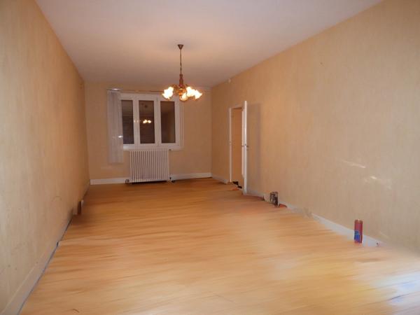 À vendre : Maison à rénover à YZEURE, Allier (03).