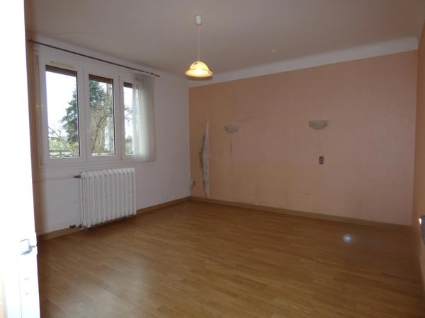 À vendre : Maison à rénover à YZEURE, Allier (03).