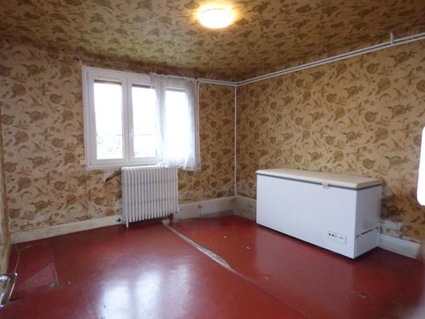 À vendre : Maison à rénover à YZEURE, Allier (03).