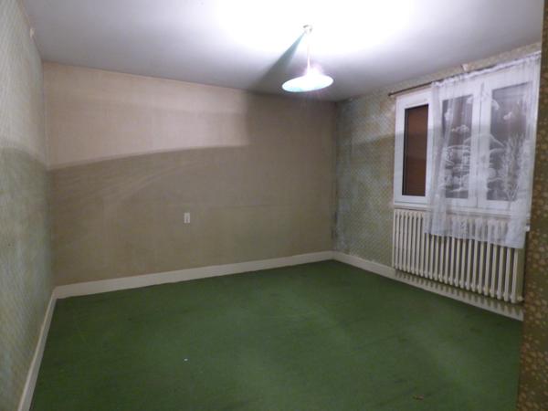 À vendre : Maison à rénover à YZEURE, Allier (03).