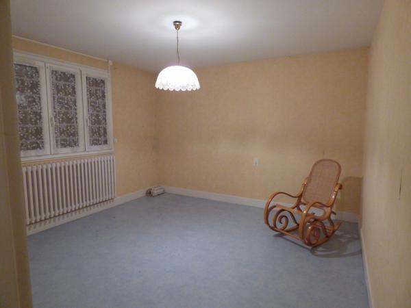 À vendre : Maison à rénover à YZEURE, Allier (03).