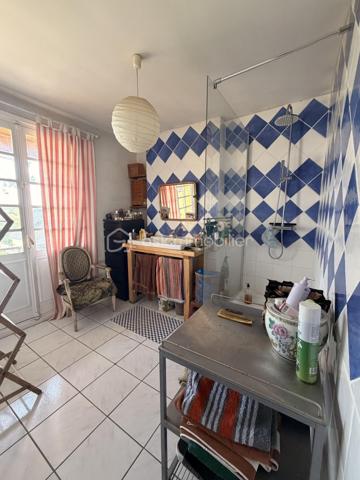 Elle est composée d'un séjour avec accès sur le terrain, une cuisine, un dégagement donnant sur un WC et un salon.
A l'étage un palier dessert 3 chambres, dont une chambre avec balcon et salle de bain privative, pour finir un dressing, une salle d'eau et un WC indépendant. 

Terrain d'environ 300m² arboré sans vis-à-vis. 

Un garage et une cave viennent compléter ce bien.  
Travaux à prévoir mais fort potentiel !

Secteur calme et recherché. 

Tout à l'égout/ Double vitrage PVC/ Chauffage fioul et poêle à bois.
