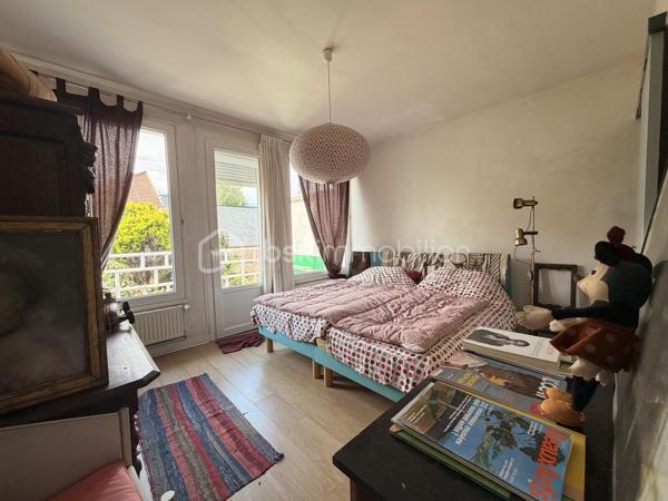 Elle est composée d'un séjour avec accès sur le terrain, une cuisine, un dégagement donnant sur un WC et un salon.
A l'étage un palier dessert 3 chambres, dont une chambre avec balcon et salle de bain privative, pour finir un dressing, une salle d'eau et un WC indépendant. 

Terrain d'environ 300m² arboré sans vis-à-vis. 

Un garage et une cave viennent compléter ce bien.  
Travaux à prévoir mais fort potentiel !

Secteur calme et recherché. 

Tout à l'égout/ Double vitrage PVC/ Chauffage fioul et poêle à bois.