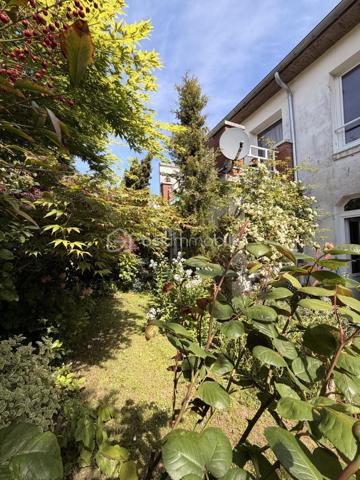 Elle est composée d'un séjour avec accès sur le terrain, une cuisine, un dégagement donnant sur un WC et un salon.
A l'étage un palier dessert 3 chambres, dont une chambre avec balcon et salle de bain privative, pour finir un dressing, une salle d'eau et un WC indépendant. 

Terrain d'environ 300m² arboré sans vis-à-vis. 

Un garage et une cave viennent compléter ce bien.  
Travaux à prévoir mais fort potentiel !

Secteur calme et recherché. 

Tout à l'égout/ Double vitrage PVC/ Chauffage fioul et poêle à bois.