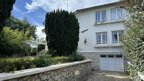 Maison de charme à pied des commerces .
