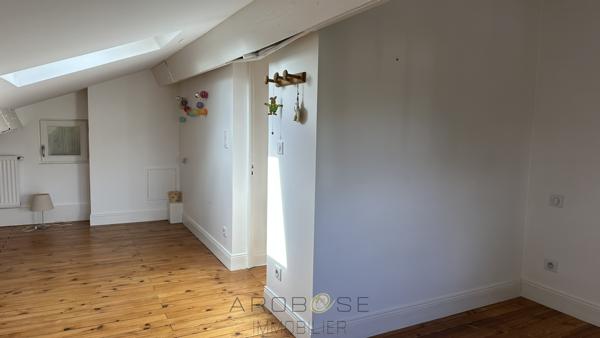 Maison de charme à pied des commerces .