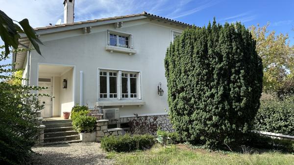 Maison de charme à pied des commerces .