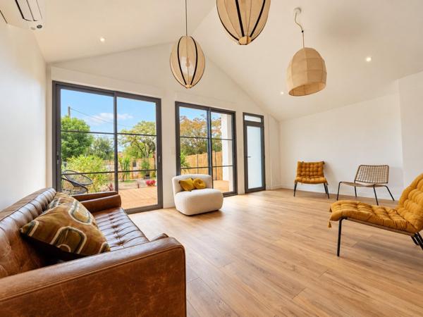 Maison entièrement rénovée - Plain pied - 2 chambres - Stationnement