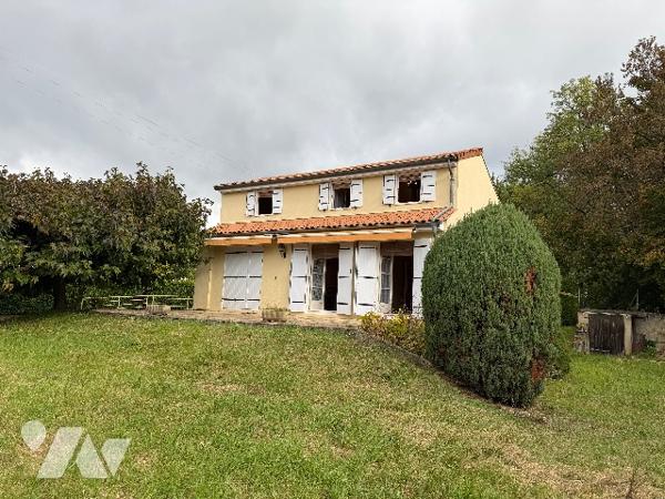 Située dans un quartier calme et recherché, cette maison offre un beau potentiel.