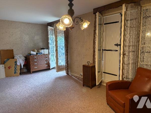 Située dans un quartier calme et recherché, cette maison offre un beau potentiel.