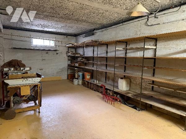 Située dans un quartier calme et recherché, cette maison offre un beau potentiel.