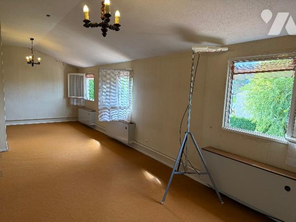 Située dans un quartier calme et recherché, cette maison offre un beau potentiel.