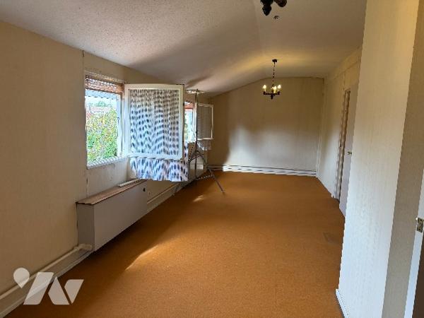 Située dans un quartier calme et recherché, cette maison offre un beau potentiel.