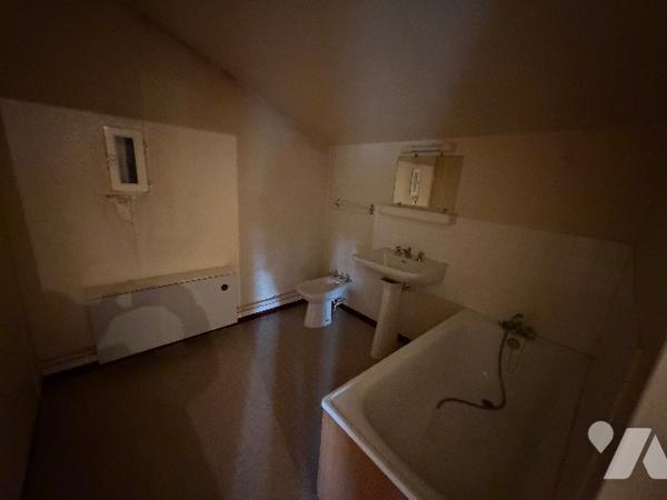 Située dans un quartier calme et recherché, cette maison offre un beau potentiel.