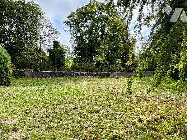 Située dans un quartier calme et recherché, cette maison offre un beau potentiel.