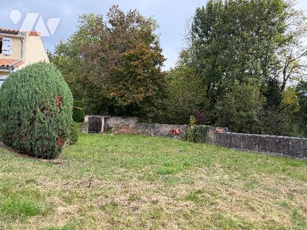 Située dans un quartier calme et recherché, cette maison offre un beau potentiel.