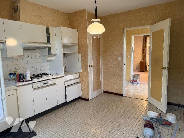 Située dans un quartier calme et recherché, cette maison offre un beau potentiel.