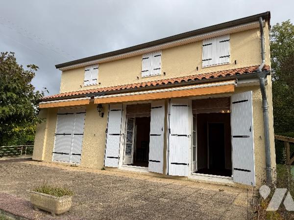 Située dans un quartier calme et recherché, cette maison offre un beau potentiel.