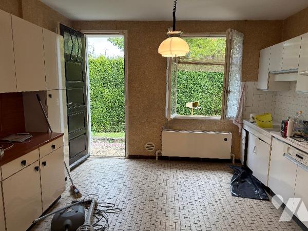 Située dans un quartier calme et recherché, cette maison offre un beau potentiel.