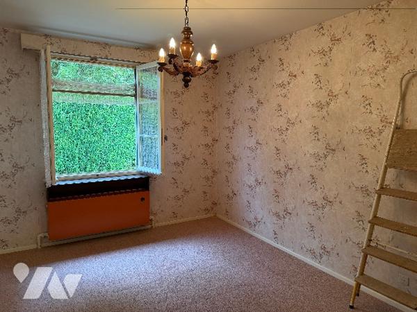 Située dans un quartier calme et recherché, cette maison offre un beau potentiel.