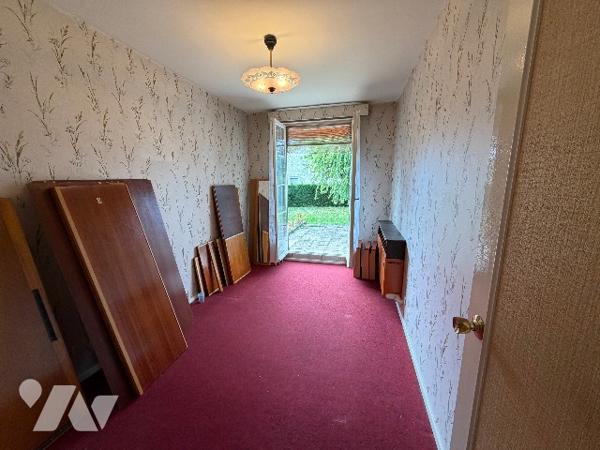 Située dans un quartier calme et recherché, cette maison offre un beau potentiel.