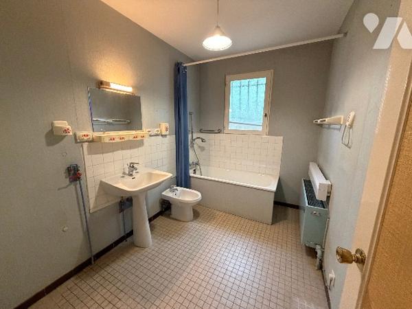 Située dans un quartier calme et recherché, cette maison offre un beau potentiel.