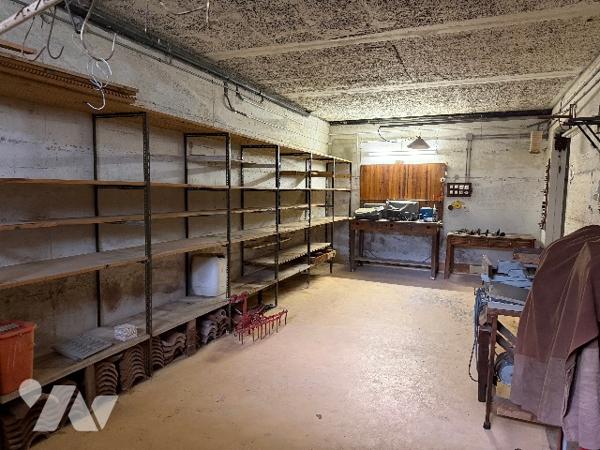 Située dans un quartier calme et recherché, cette maison offre un beau potentiel.