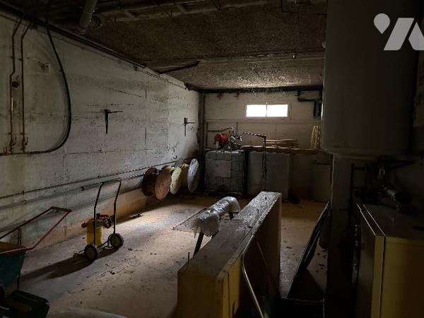 Située dans un quartier calme et recherché, cette maison offre un beau potentiel.