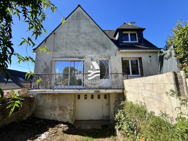 LE BONO – Au calme, dans un environnement agréable, découvrez cette maison offrant un beau potentiel !