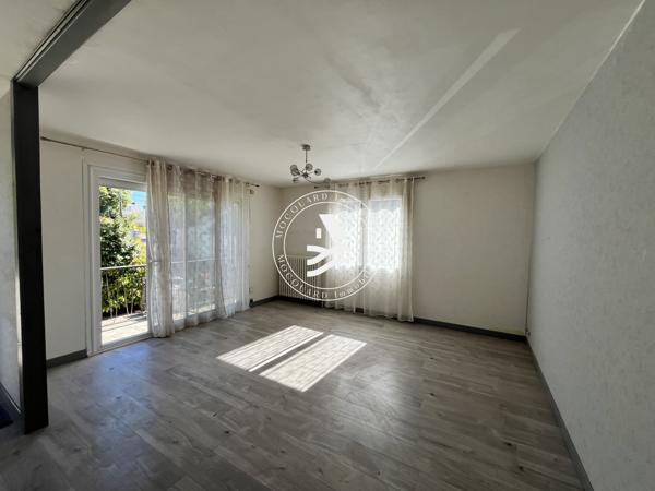 LE BONO – Au calme, dans un environnement agréable, découvrez cette maison offrant un beau potentiel !