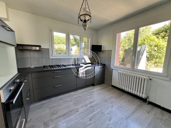 LE BONO – Au calme, dans un environnement agréable, découvrez cette maison offrant un beau potentiel !