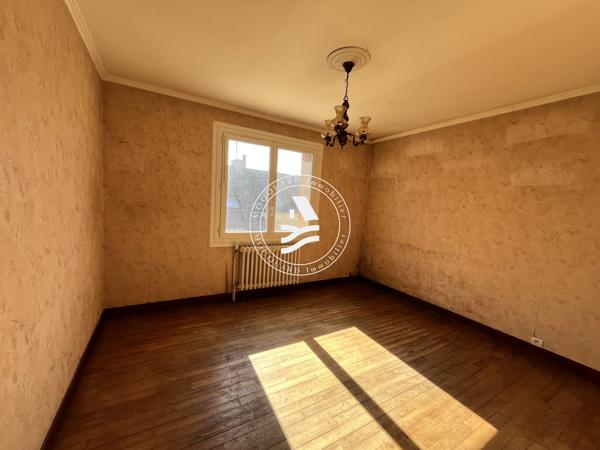 LE BONO – Au calme, dans un environnement agréable, découvrez cette maison offrant un beau potentiel !