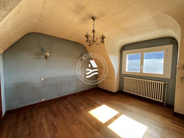 LE BONO – Au calme, dans un environnement agréable, découvrez cette maison offrant un beau potentiel !