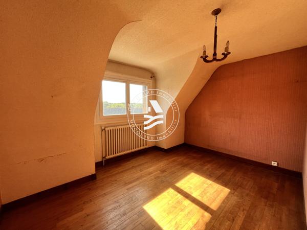 LE BONO – Au calme, dans un environnement agréable, découvrez cette maison offrant un beau potentiel !