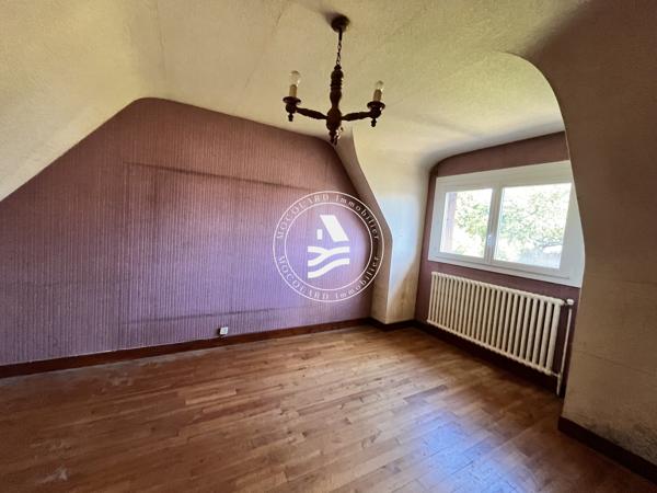 LE BONO – Au calme, dans un environnement agréable, découvrez cette maison offrant un beau potentiel !