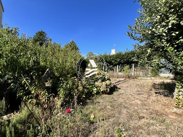 LE BONO – Au calme, dans un environnement agréable, découvrez cette maison offrant un beau potentiel !