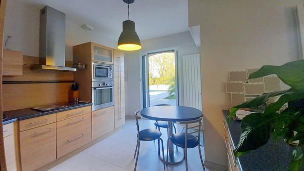 Maison de plain-pied à vendre à Saint Julien de Concelles - 4 chambres avec piscine !