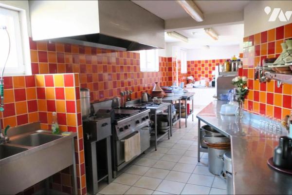 Immeuble de rapport  - 1 local commercial + 3 appartements T2 - Cave - Terrasses. 259 m² cadastré.