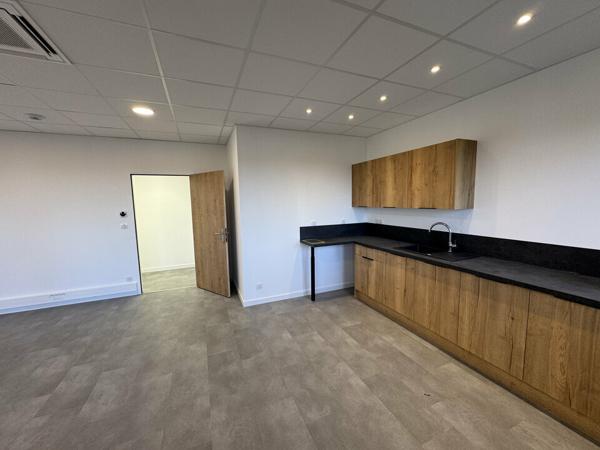 TOURS METROPOLE BUREAUX A LOUER 890 M² REMIS A NEUF