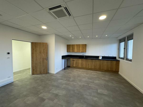 TOURS METROPOLE BUREAUX A LOUER 890 M² REMIS A NEUF