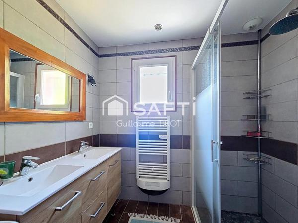 Villa moderne avec jardin et piscine