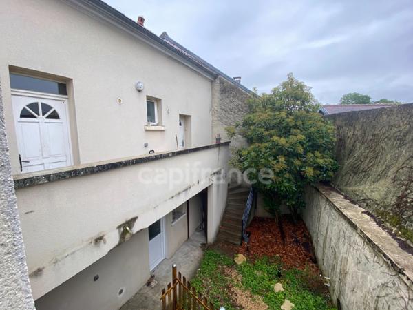 À vendre à Saulx-les-Chartreux, appartement en duplex à rénover avec beau potentiel, proche commerces, dans une petite copropriété en Essonne.