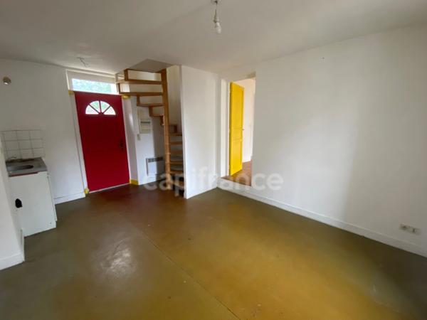 À vendre à Saulx-les-Chartreux, appartement en duplex à rénover avec beau potentiel, proche commerces, dans une petite copropriété en Essonne.