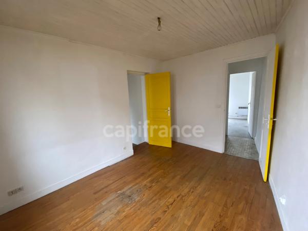 À vendre à Saulx-les-Chartreux, appartement en duplex à rénover avec beau potentiel, proche commerces, dans une petite copropriété en Essonne.