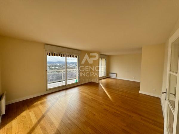 Appartement 4 pièce(s) 80 m2 - Saint Germain En Laye Loyer 1 965 €/mois charges comprises **  - Référence  18716